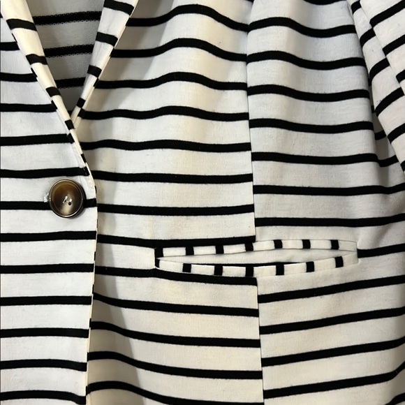 ANDREE BY UNIT Black and White Striped Knit Blazer - Picture 4 of 6